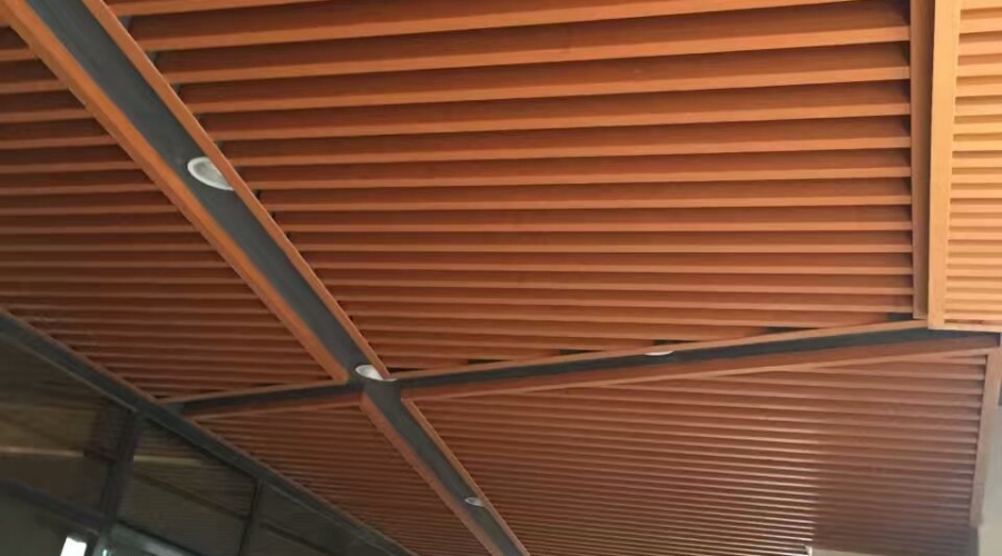 木纹铝方通吊顶安装完工效果