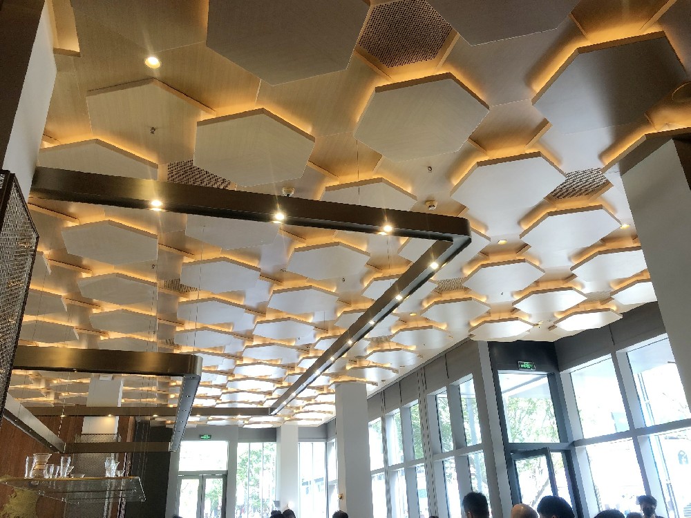 星巴克深圳万象天地店—六边形木纹铝单板吊顶