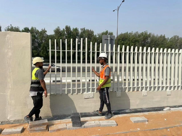 出口迪拜的围栏装饰——弧形铝方通，正在安装中！